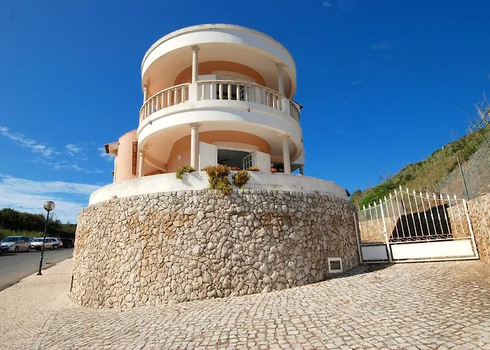 Lighthouse - House With Amazing Sea Views * Сан-Мартинью-ду-Порту