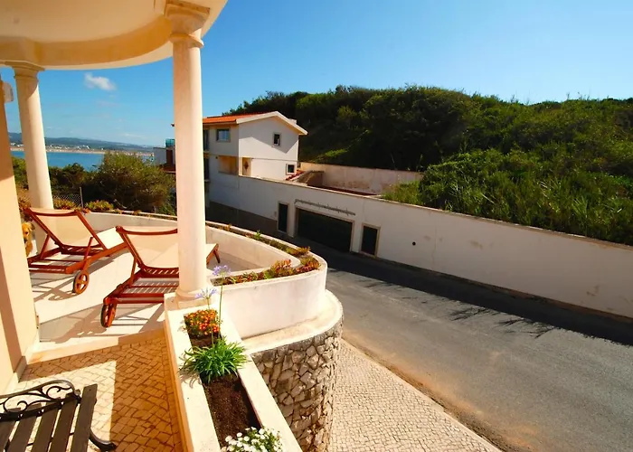 Lighthouse - House With Amazing Sea Views * Сан-Мартинью-ду-Порту